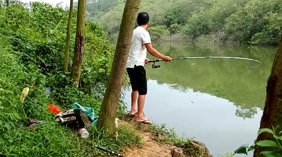 高壓線下防垂釣智能警示桿有效預(yù)防釣魚觸電