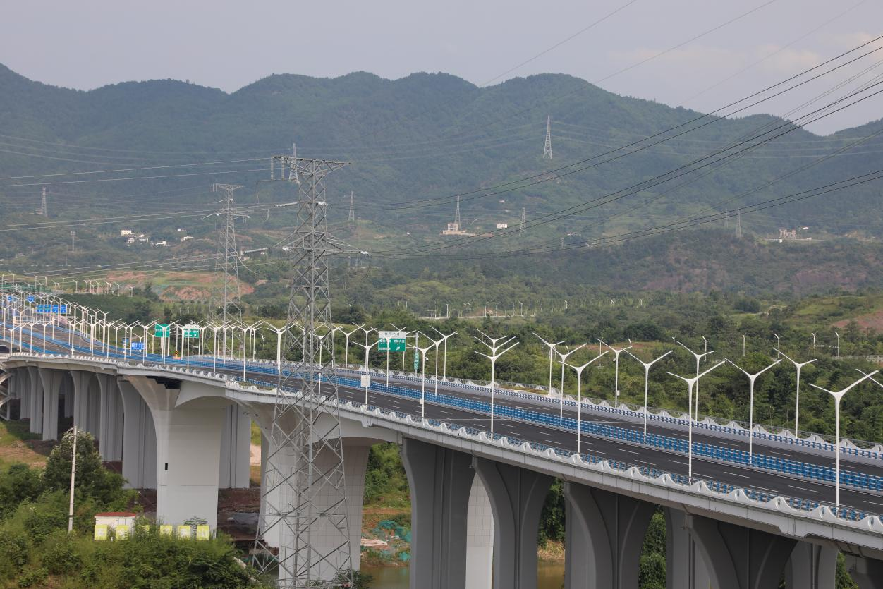 喜报！雨发集团承建的重庆御临河大桥项目顺利通车