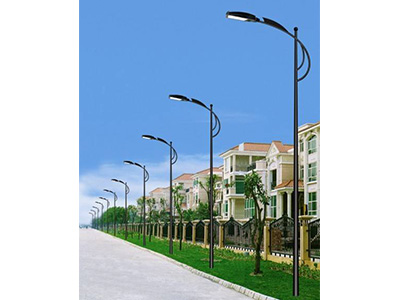 LED路灯杆高宽比和路灯两侧中间间隔设计方法