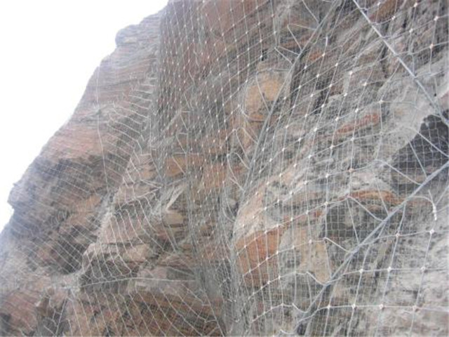 主动防护网是为了防止石头自然脱落或者认为脱落