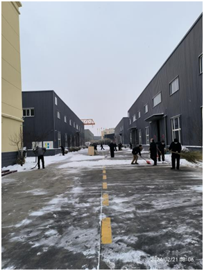 瑞雪兆丰年，正月十二石家庄迎来龙年场大雪，芸豪科技赵县工厂清理积雪现场