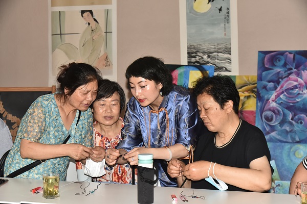“匠心助残·温情传递”古珠编织精神缓解心理疏导课在浓园举行