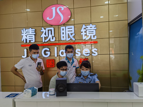 海口市市场监督管理局秀英分局开展规范装饰性彩色隐形眼镜经营行为专项整治行动