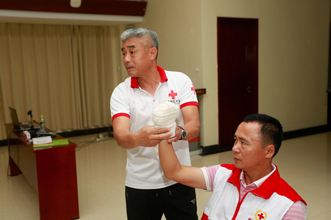 海南呀诺达景区联合保亭县红十字会开展应急救护员培训班