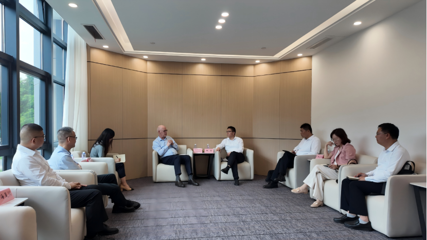 Delegation Led by Rudolf Scharping Visits Zhonglou District for Exchange and Cooperation