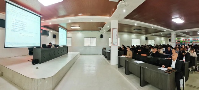 知名美学家、四川文理学院教授范藻走进渠县有庆中学开展美学讲座