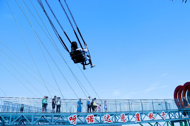海南呀诺达景区“五一”旅游热度持续升温
