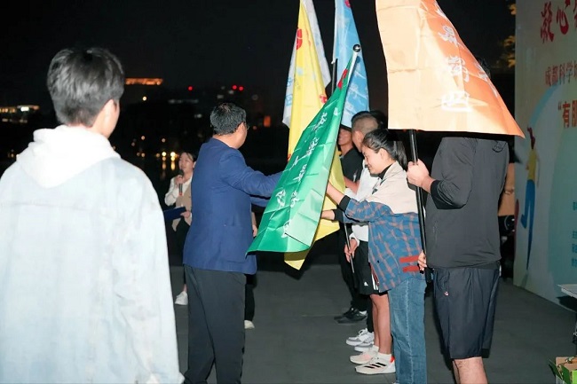 兴隆湖社区举行“凝心聚力‘薪’火传·有肌青年”漫跑活动
