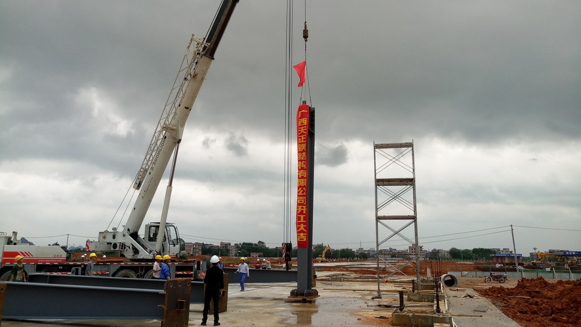 广西天正钢构承建贵港港中心项目首梁成功吊装