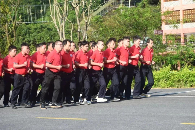 五指山红峡谷景区半军事化管理打造团队