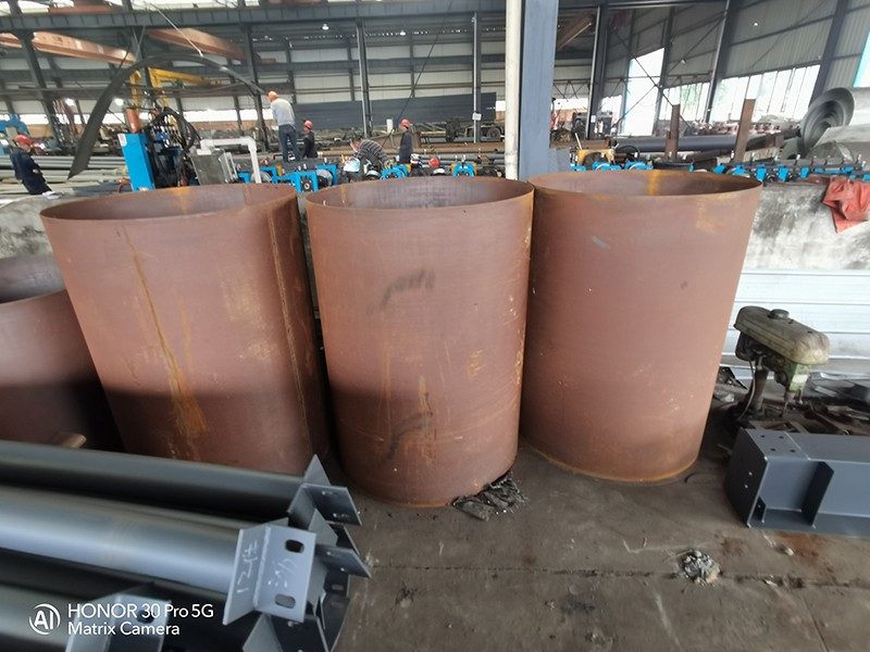 Heavy steel plate is rounded