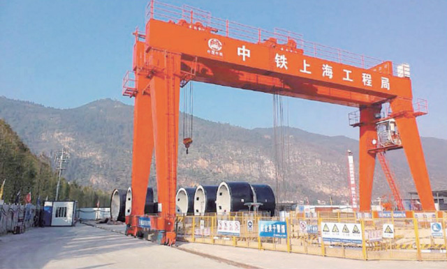 Door crane used in Kunming subway project
