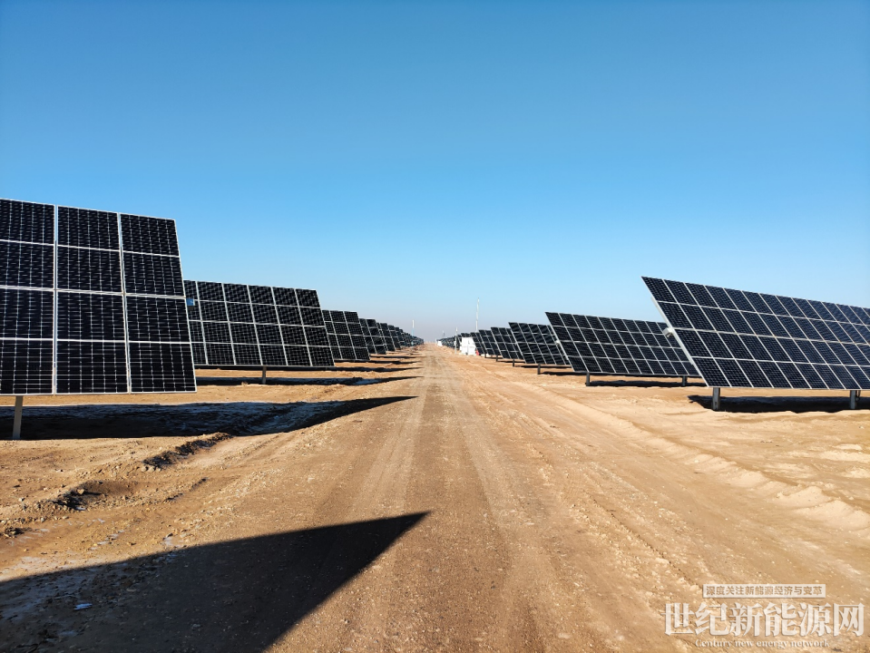 光伏治沙：点亮绿色希望，守护沙漠生态