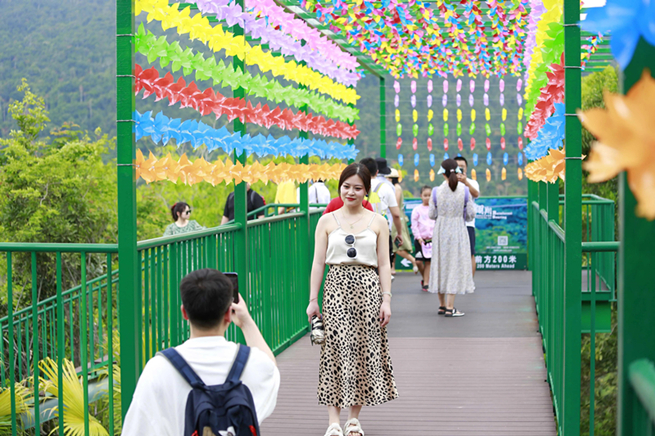 五一小长假首日，海南呀诺达景区亮点纷呈