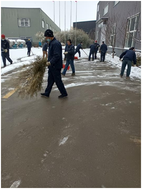 瑞雪兆丰年，正月十二石家庄迎来龙年场大雪，芸豪科技赵县工厂清理积雪现场