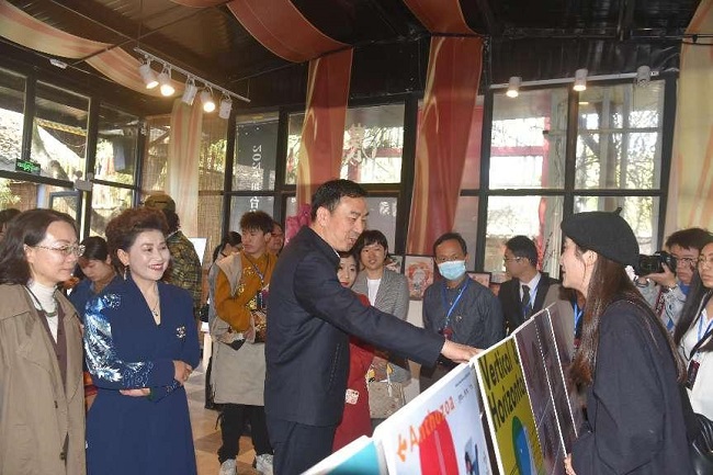 两岸高校艺术交流璀璨绽放 川台联展共筑文化新桥梁