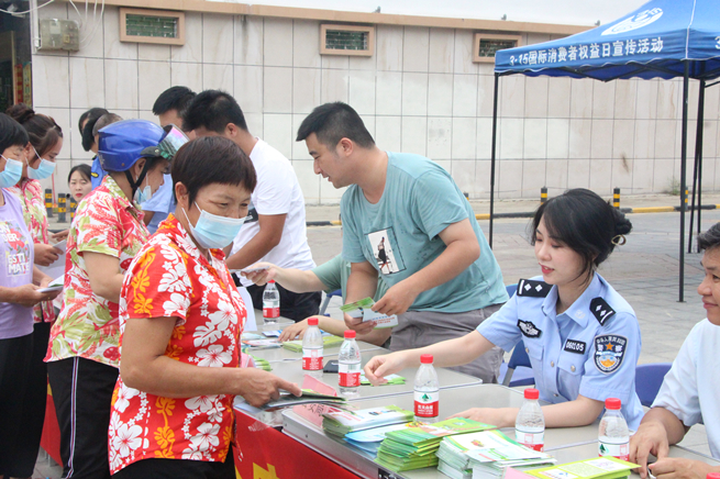 海南陵水县开展2021年全国食品安全宣传周活动 市民现场抽检拍手称快