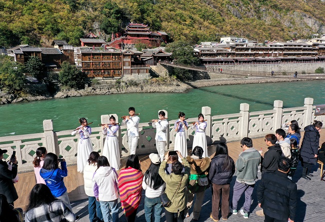 文旅志愿服务“五进”活动走进甘孜泸定