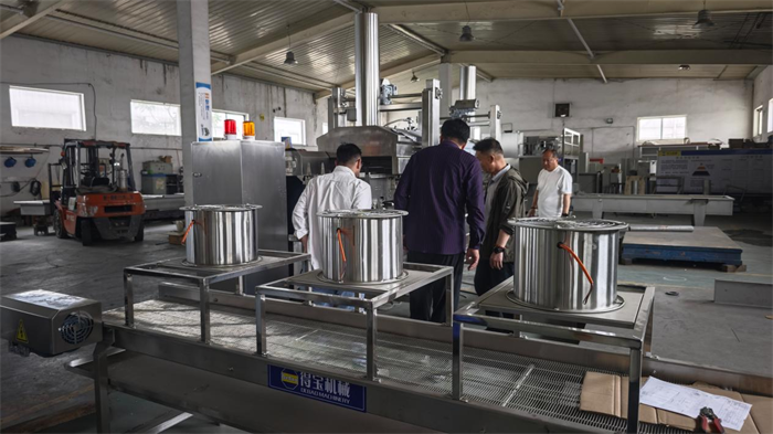 客户来得宝公司考察油炸生产线技术工艺