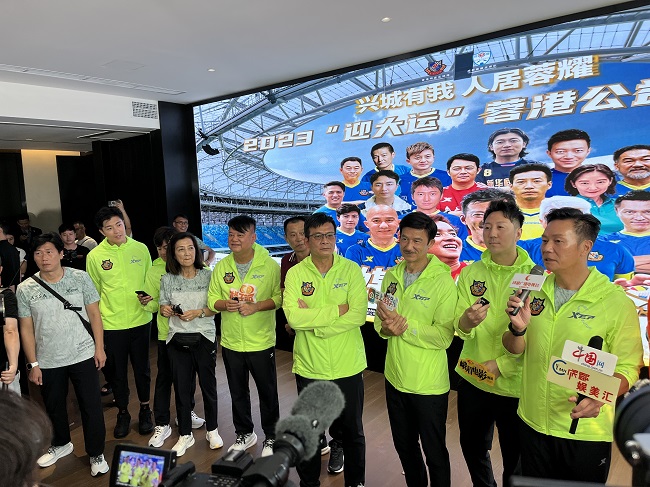 香港陈百祥等明星团队抵蓉 即将开启港蓉精彩足球赛