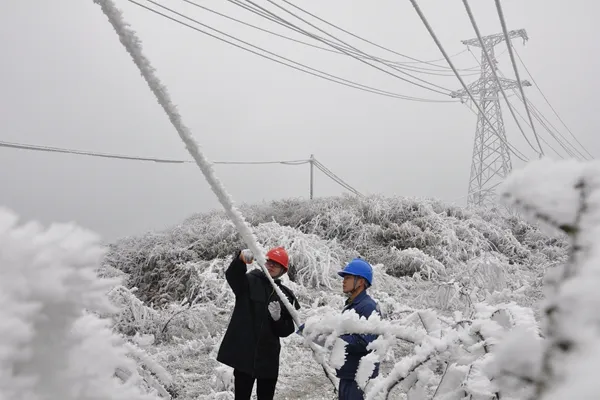 輸電線路覆冰除冰技術的歷史演變