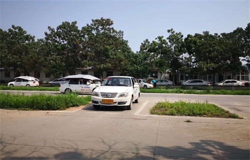 倒車(chē)入庫在考試時(shí)該注意什么