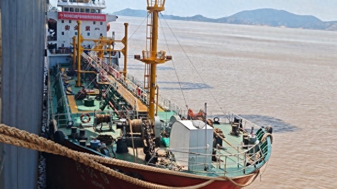 Shanghai Yangshan Port has completed the first domestically produced ultra-low sulfur heavy ship fueling and refueling in China