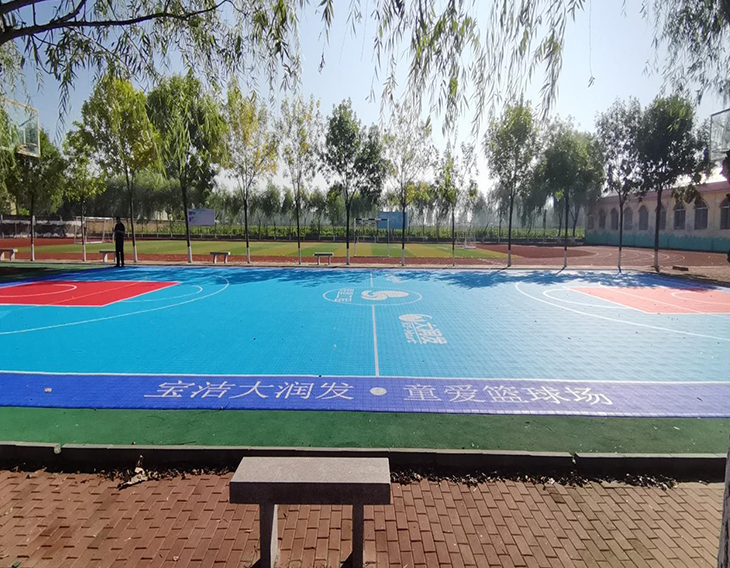 在幼兒園拼裝地板的施工過程中，關鍵的因素是什么？