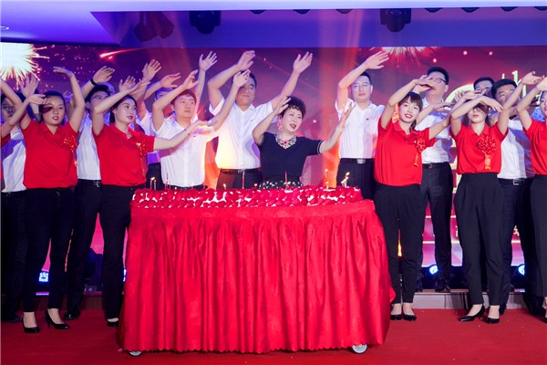 红旗高扬·筑梦未来 ——红旗连锁20周年庆典暨颁奖典礼举行