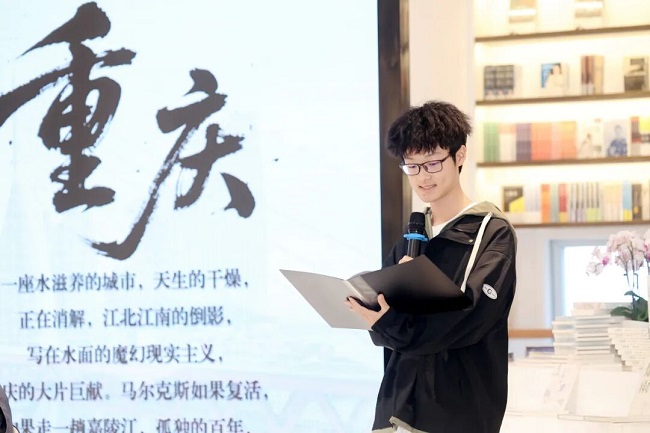 “一蓑烟雨”润双城！在锦江，听梁平聊诗歌里的城市与写作