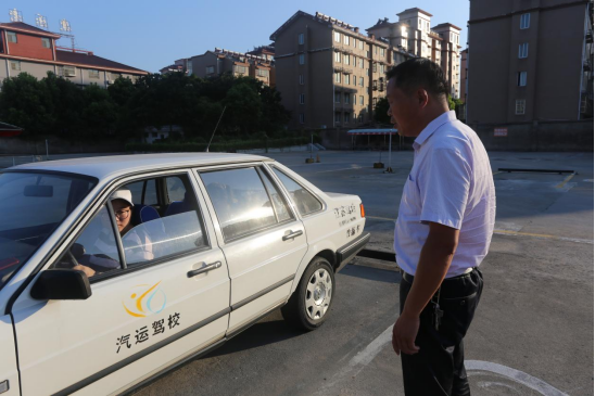 教練員不懼酷暑忙教學(xué)