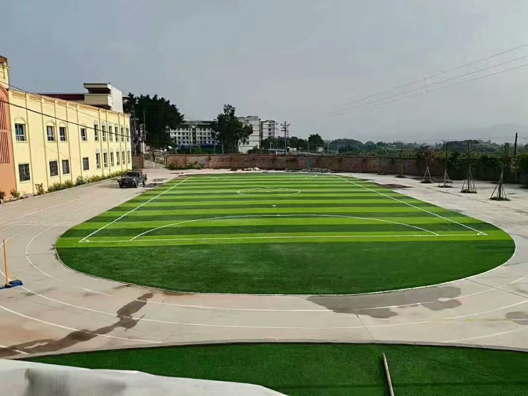 人造草坪足球场主要具有七个方面的优点