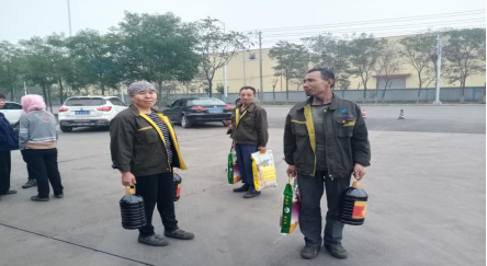 節(jié)日前夕為員工發(fā)放福利