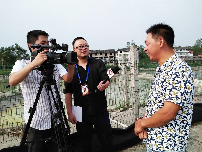 重庆电视台科技频道来我场作专题采访