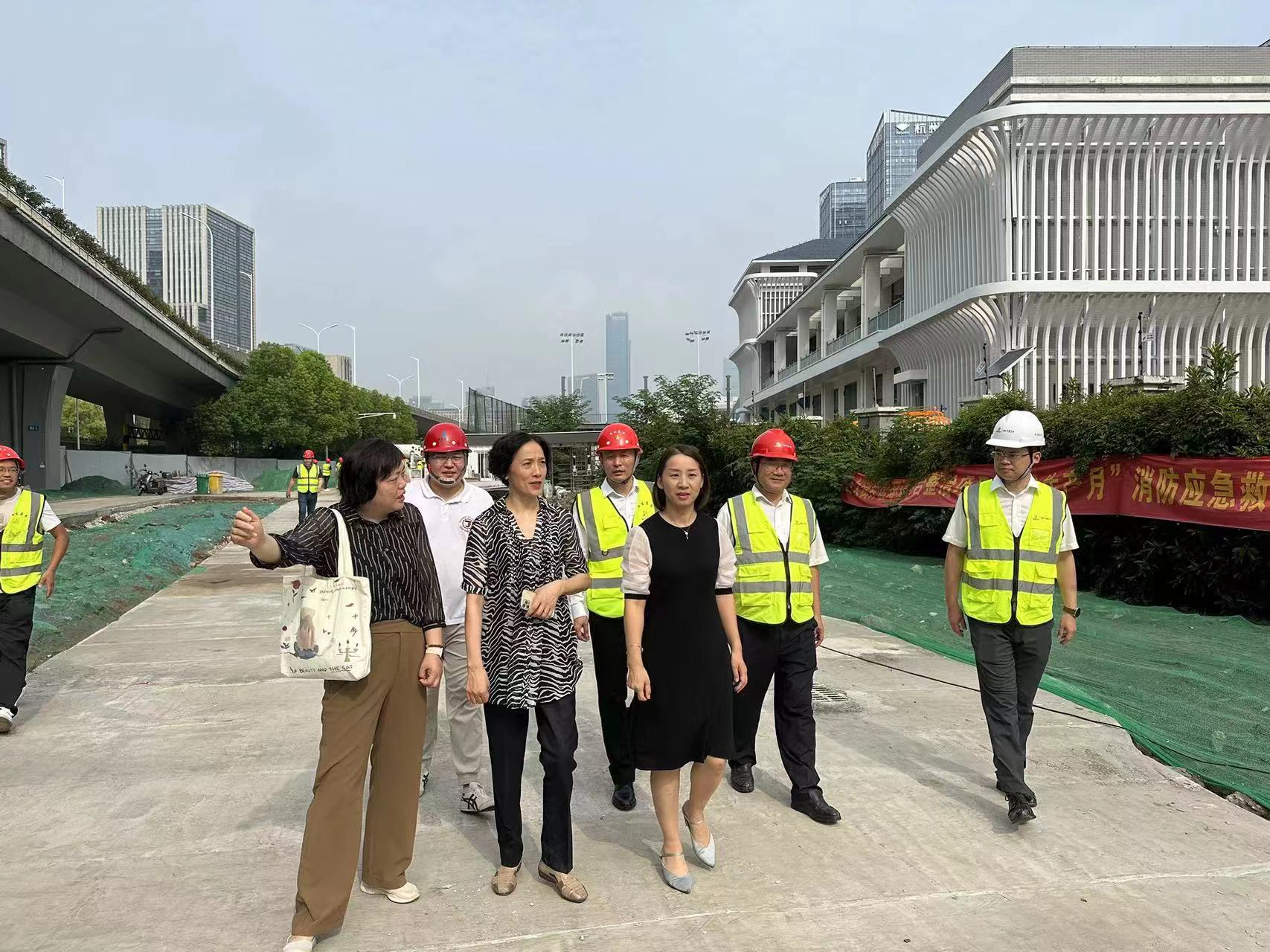 建邺高新区管委会及建邺城建集团领导为河西大街项目一线员工送清凉