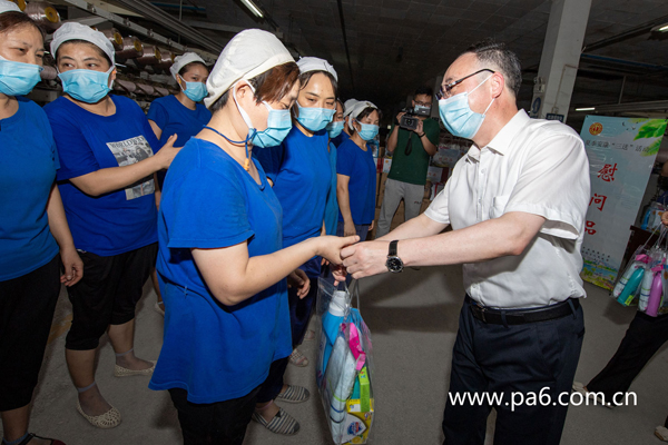 海陵区委常委、组织部周部长一行慰问海阳科技员工