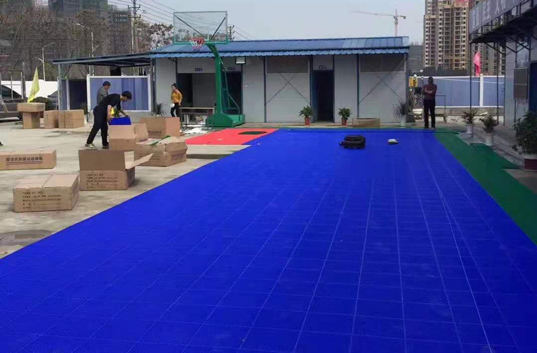 蓝色悬浮地板铺设篮球场
