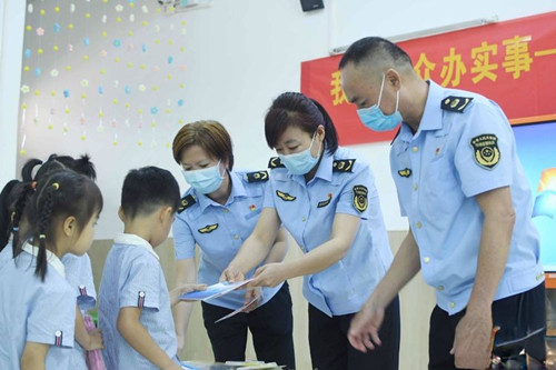海口市市场监管局秀英分局开展化妆品科普知识进校园暨“5.25”爱肤日主题宣传活动