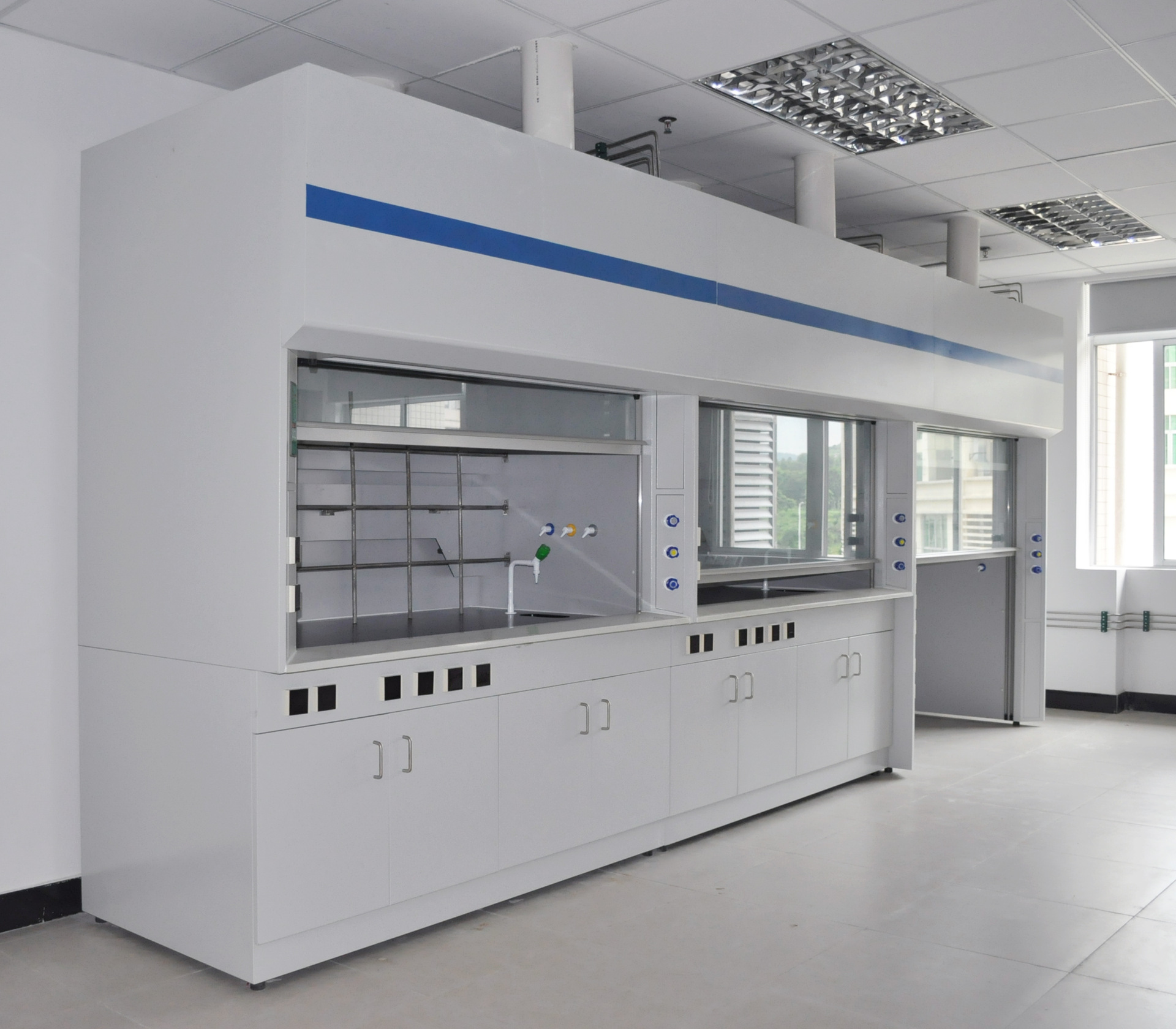 实验室的通风柜找青岛中诚实验室设备有限公司