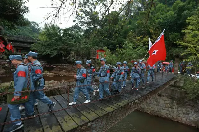 大手牵小手，邛崃高何体验红军精神