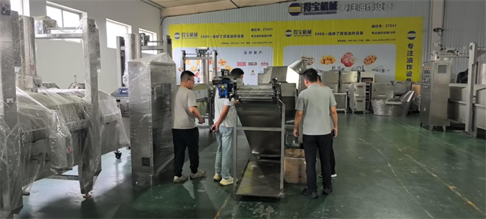 河南新乡客户来得宝公司考察油炸生产线技术工艺