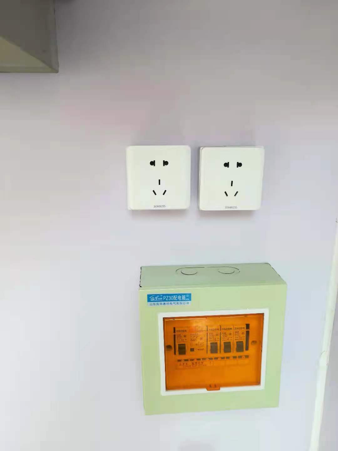 电源控制箱一套含空开和漏电保护器，两个五孔插座