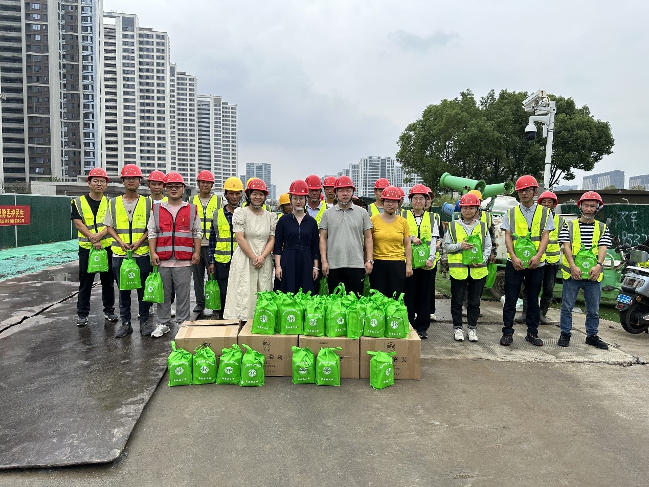 南京市建委服管中心和汤泉街道总工会来集团项目部进行慰问