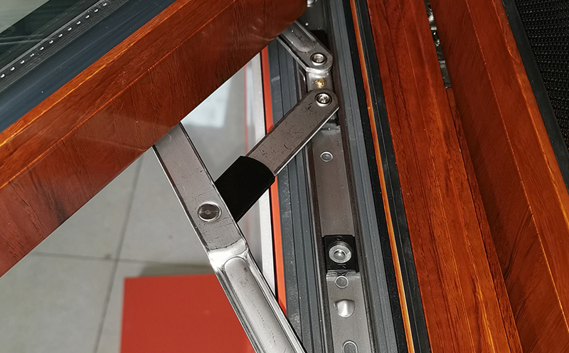 德陽門窗廠家詳解：角碼與組角工藝在無縫焊接門窗中的重要性