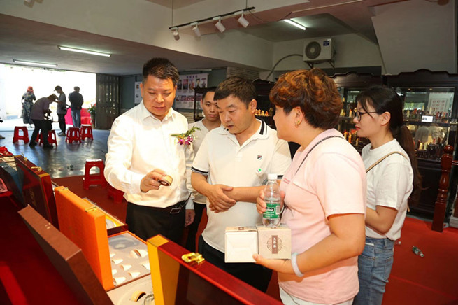 德化陶瓷联合中国工艺美术大师麻双鸣弟子王集仪艺术展盛大开展