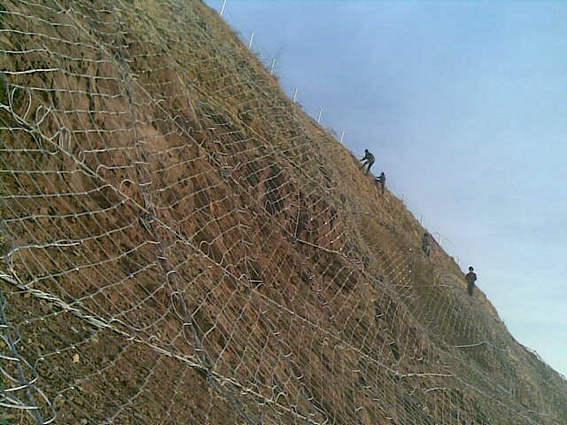 柔性防护网在山体防滑坡施工中的优势及安装要点