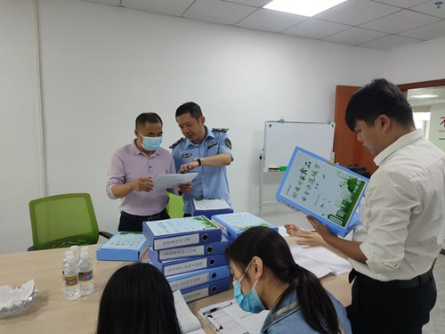 海口市市场监管局秀英分局开展“创城”、“巩文”与疫情常态化巡查工作