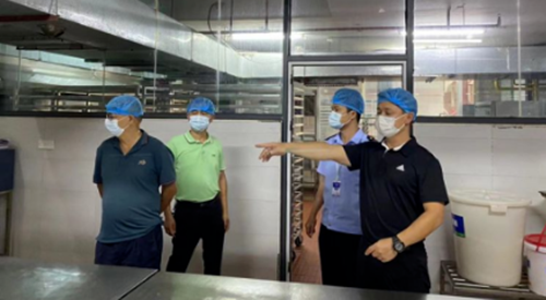 开学季，海口市市场监管局龙华分局派出一批“护花使者”