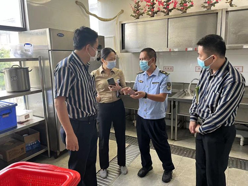 海口市市场监管局秀英分局开展“创城”、“巩文”与疫情常态化巡查工作