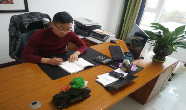 黨員采取自學(xué)方式學(xué)習(xí)《系列重要講話讀本》